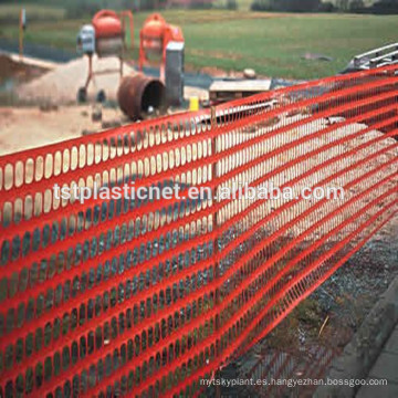 cerca de la nieve / malla plástica de advertencia roja / red plástica de advertencia roja